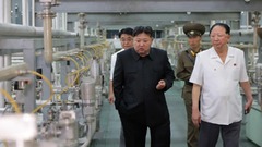 北朝鮮、ウラン濃縮施設を視察する金正恩氏の画像公開