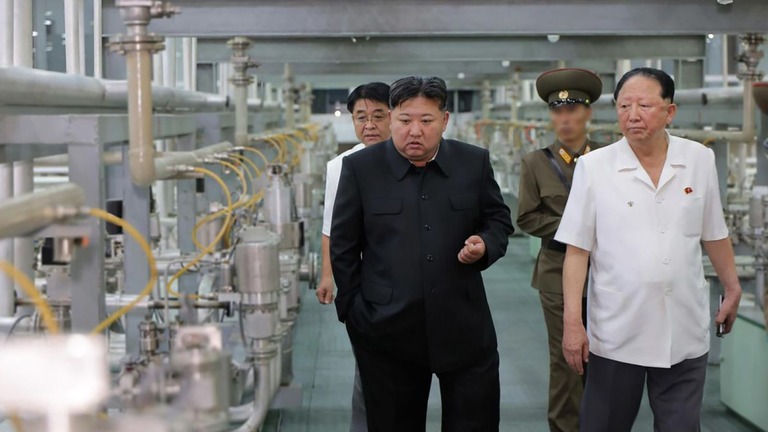 ウラン濃縮施設を視察中とされる金正恩氏の画像が公開された/Rodong Sinmun