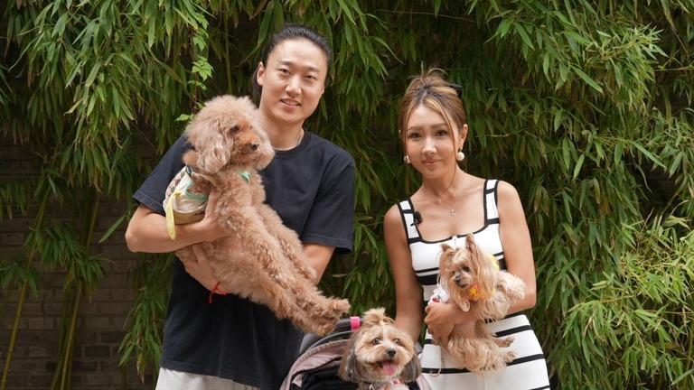 北京で暮らすハンセンさん（左）と妻のモモさんは６匹の犬と暮らしていて子どもはいない/Justin Robertson/CNN