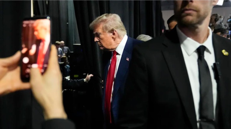 トランプ氏の討論会の言動は、ネット掲示板の投稿が現実になったようだったと評された/Pablo Martinez Monsivais/AP