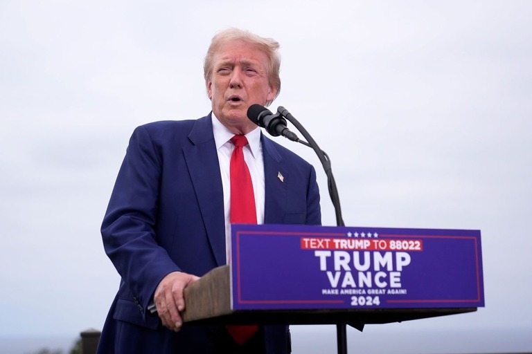 米カリフォルニア州にある自身のゴルフクラブで記者会見を開くトランプ前大統領/Jae C. Hong/AP via CNN Newsource