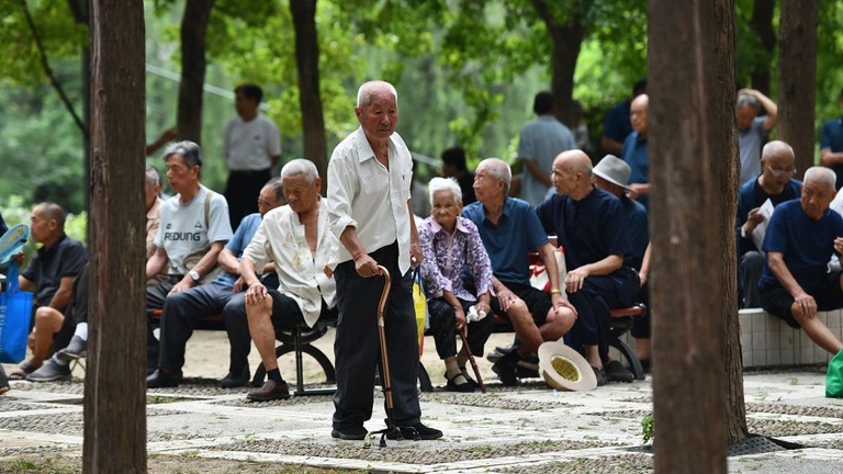 中国東部安徽省の阜陽市にある公園でくつろぐ高齢者たち/CFOTO/Future Publishing/Getty Images