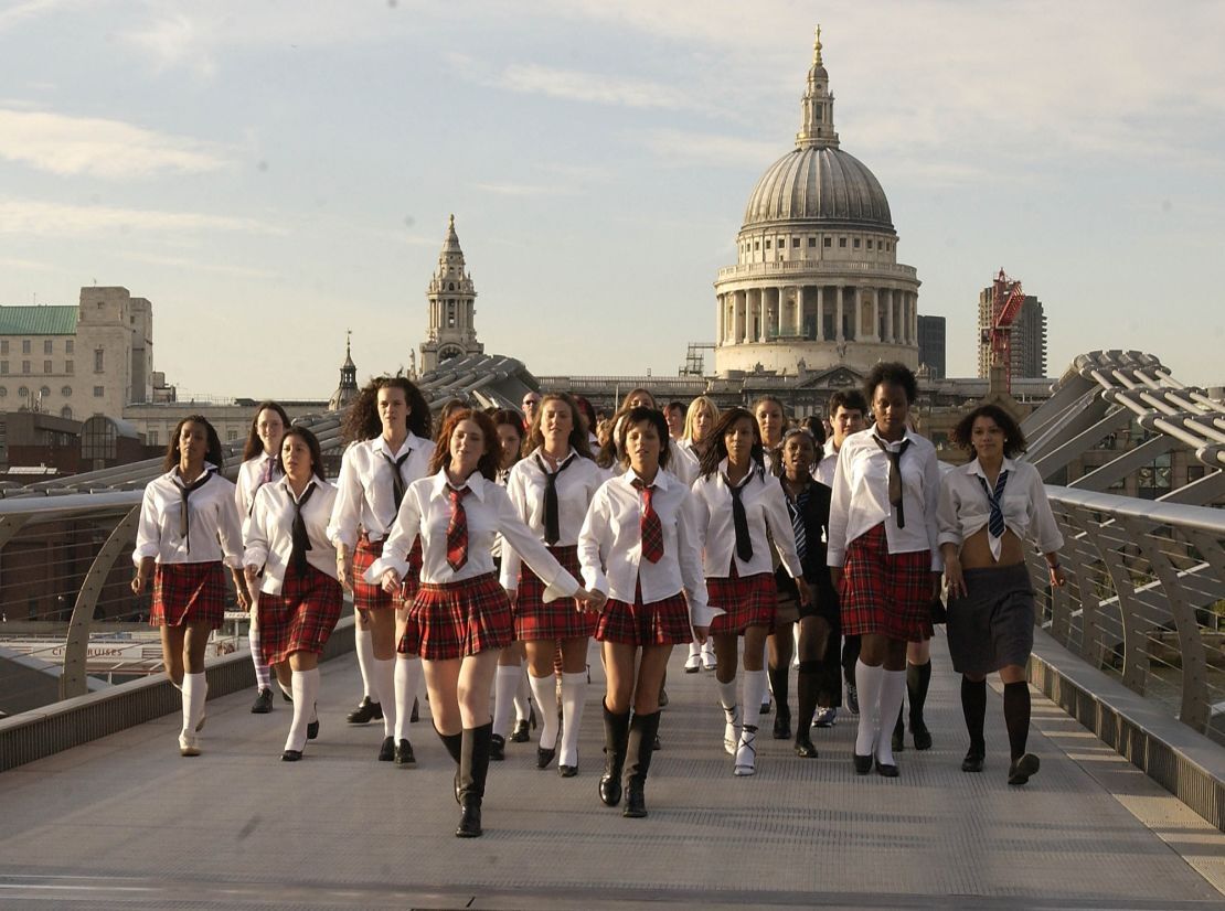 ロシアのポップデュオ「t.A.T.u.(タトゥー)」は歌やパフォーマンスにカトリックの女子学生の装いを取り入れた/Bruno Vincent/Getty Images