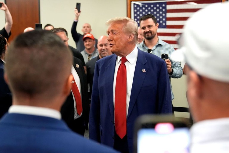 遊説先を訪問したトランプ前大統領＝１４日/Alex Brandon/AP