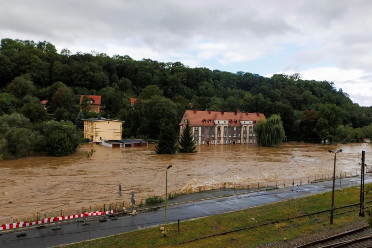 数日にわたる豪雨の後、浸水した家屋=15日、ポーランド/Krzysztof Zatycki/AP