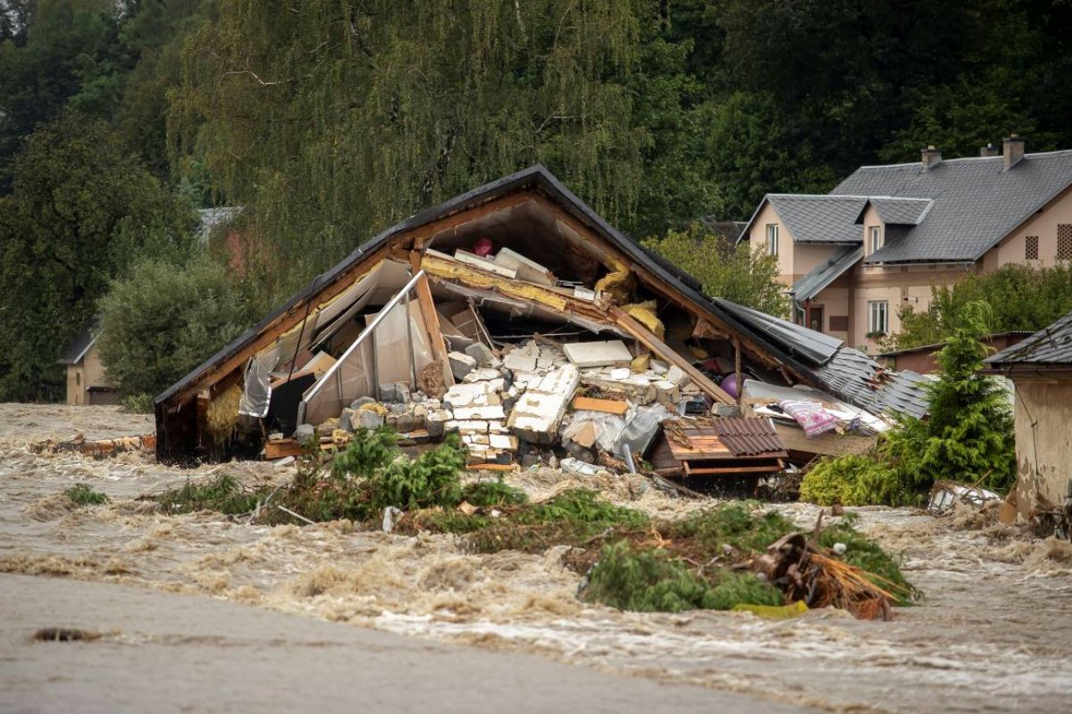 損壊した家屋=15日、チェコ/Gabriel Kuchta/Getty Images