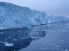 「終末の氷河」のはるか下を調査、壊滅的な海面上昇招く可能性　国際研究チーム