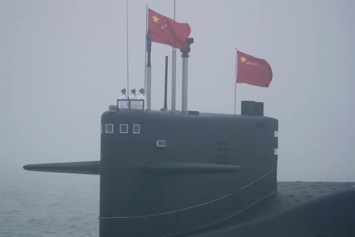 中国人民解放軍海軍の094型晋級弾道ミサイル原潜。海軍パレードに参加する様子=2019年/Mark Schiefelbein/AFP/Getty Images