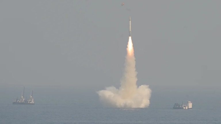 インドがベンガル湾から潜水艦発射中距離弾道ミサイルを試験する様子/Pallava Bagla/Corbis News/Getty Images