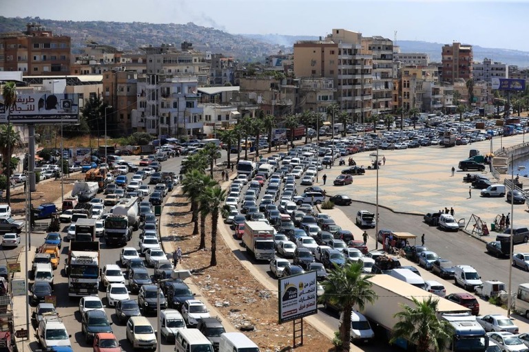 イスラエル軍による大規模な空爆を受け、避難先に向かう車両で道路は渋滞している＝２３日、レバノン・サイダ/Mohammed Zaatari/AP