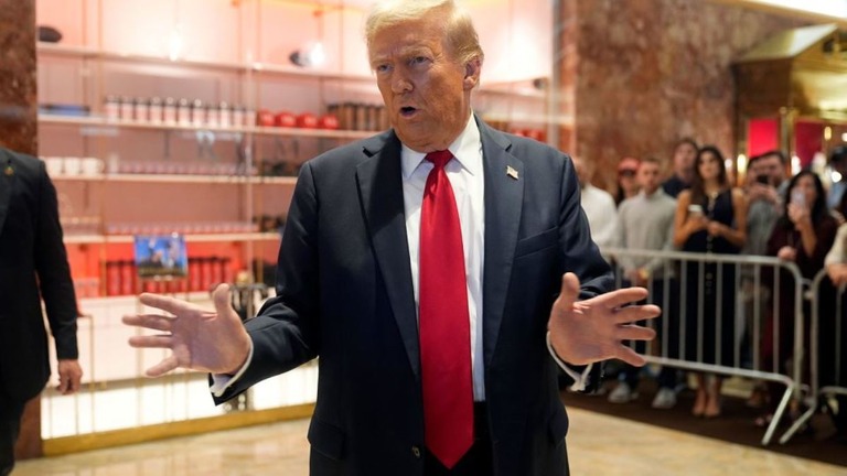 米ニューヨーク市内のトランプ・タワーで取材に答えるトランプ前大統領/Seth Wenig/AP