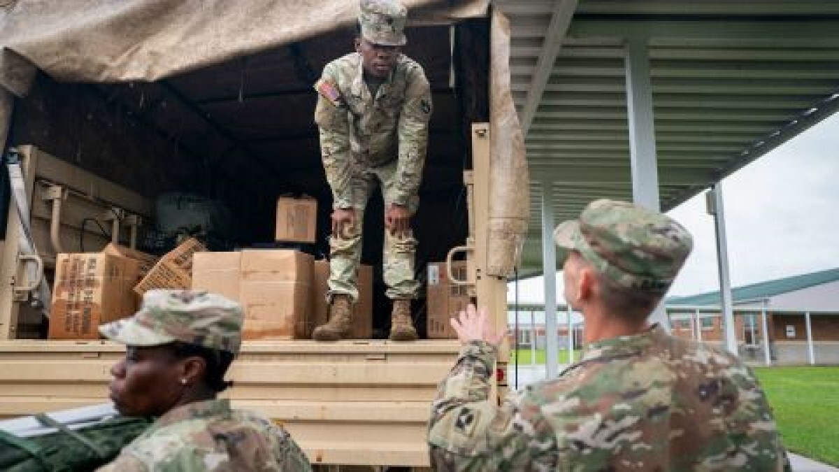 災害対策としてトラックの準備を行う米州兵=26日、米フロリダ州クロフォードビル/Sean Rayford/Getty Image