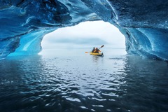 バルディーズ氷河から発生した氷山の内部でカヤックをこぐ観光客＝米アラスカ州
