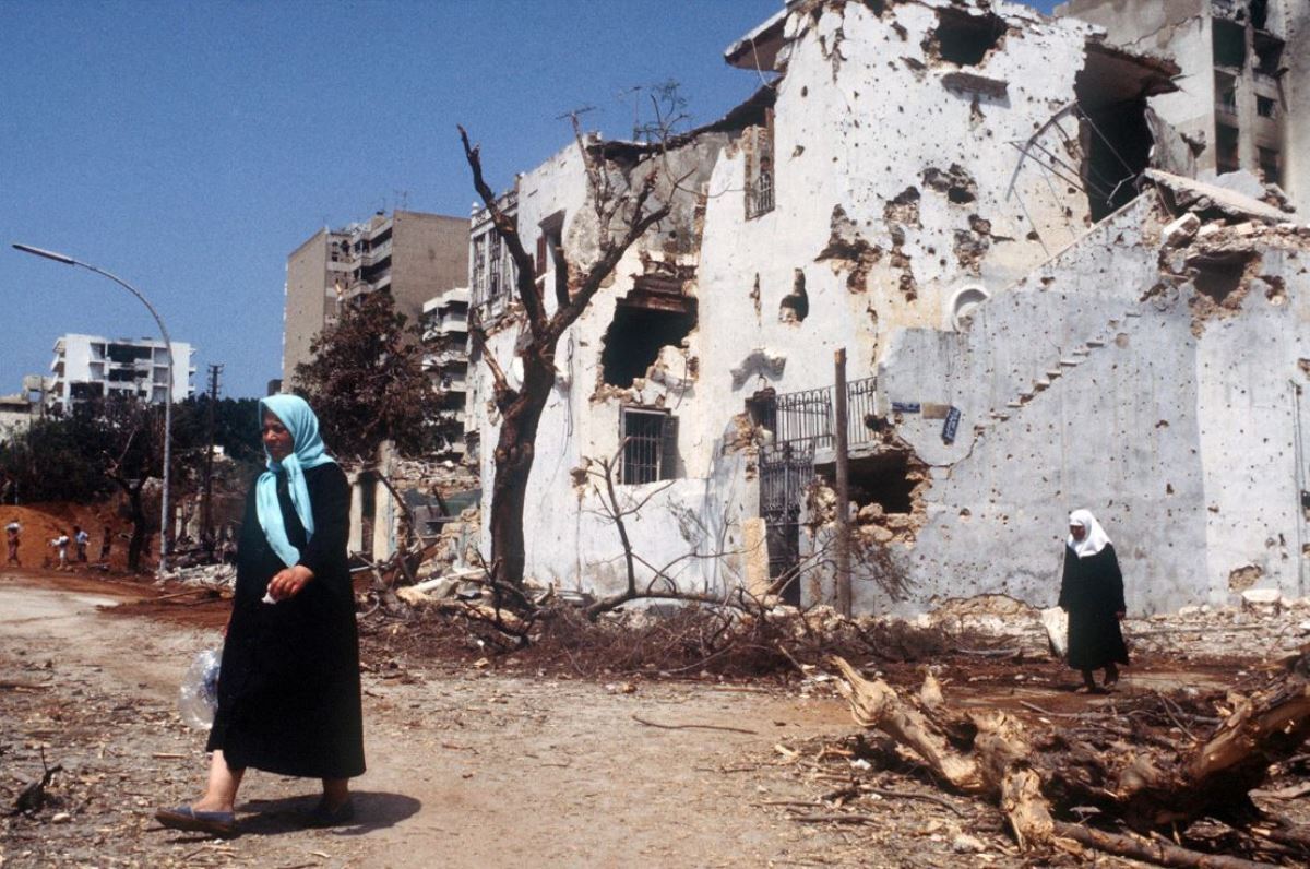 イスラエル軍による軍事作戦で荒廃した街中を歩くレバノンの女性=1982年7月/Dominique Faget/AFP/Getty Images