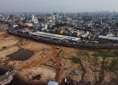アマゾン川支流で深刻な干ばつ　川床が露出、広大な砂地に