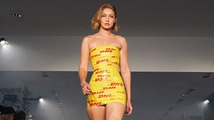 ジジ・ハディッドさん、「梱包テープ」ミニドレスでランウェーに登場