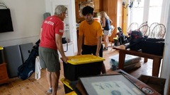 避難に備えて荷物を運び出す人たち