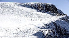フランス・アルプスのスキー場、雪不足で相次ぎ閉鎖