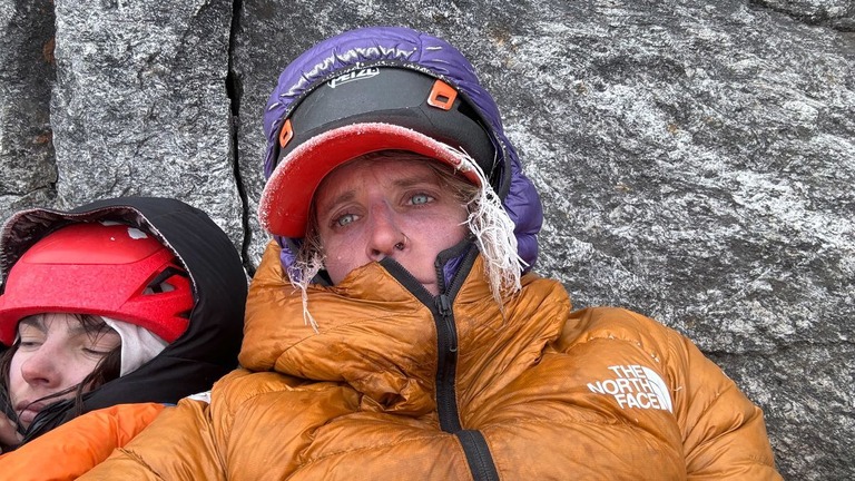 ヒマラヤ山脈で立ち往生した女性登山家２人が、３日後に無事に救助された/Fay Manners