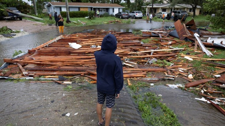 竜巻が発生したとみられる地域で屋外に立つ男性＝９日、米フロリダ州フォートマイヤーズ/Ricardo Arduengo/Reuters