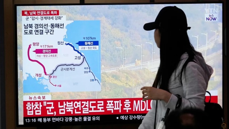 北朝鮮による南北連結鉄道の爆破を伝えるテレビのスクリーン＝１５日、韓国・ソウル駅/Ahn Young-joon/AP