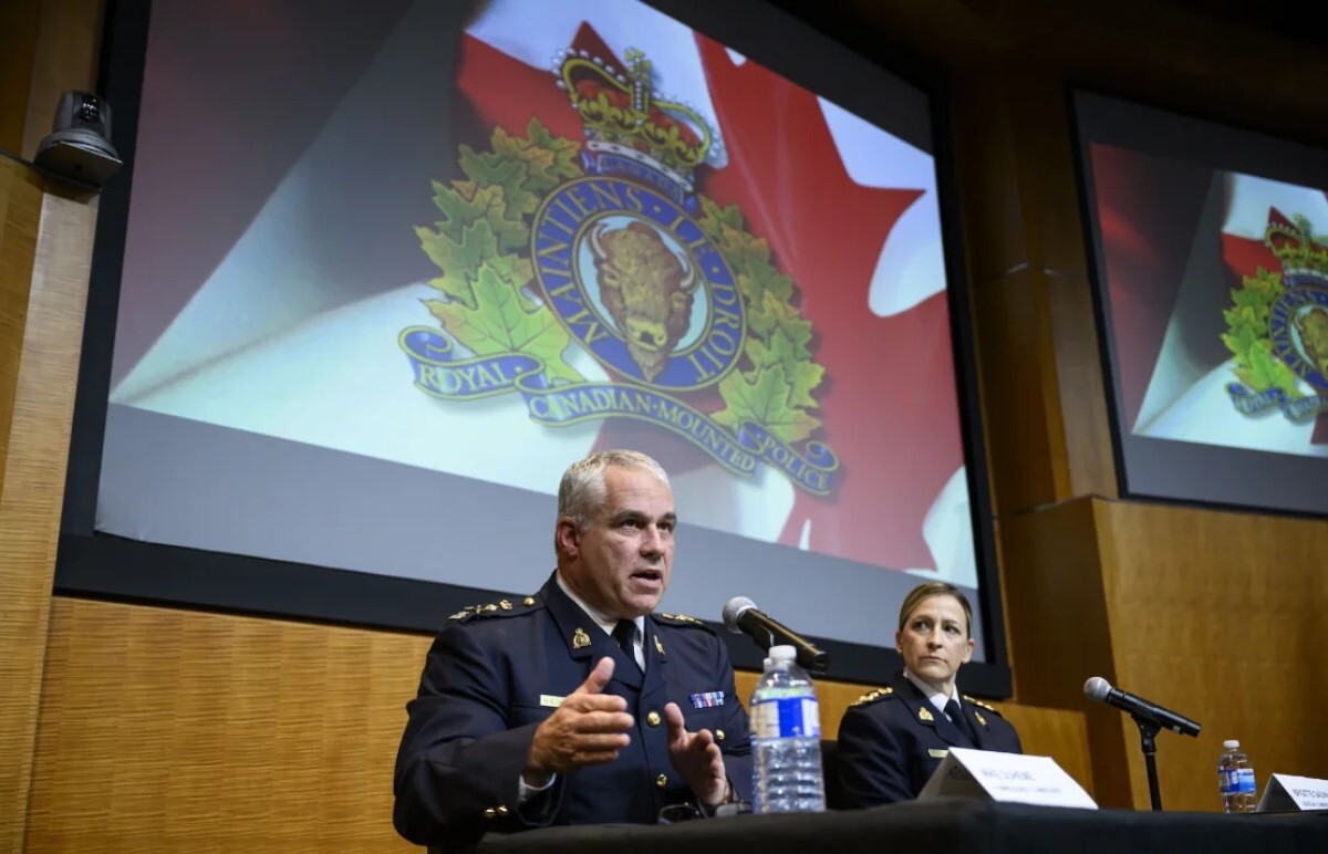 記者会見に臨む王立カナダ警察の幹部=14日/Justin Tang/The Canadian Press/AP