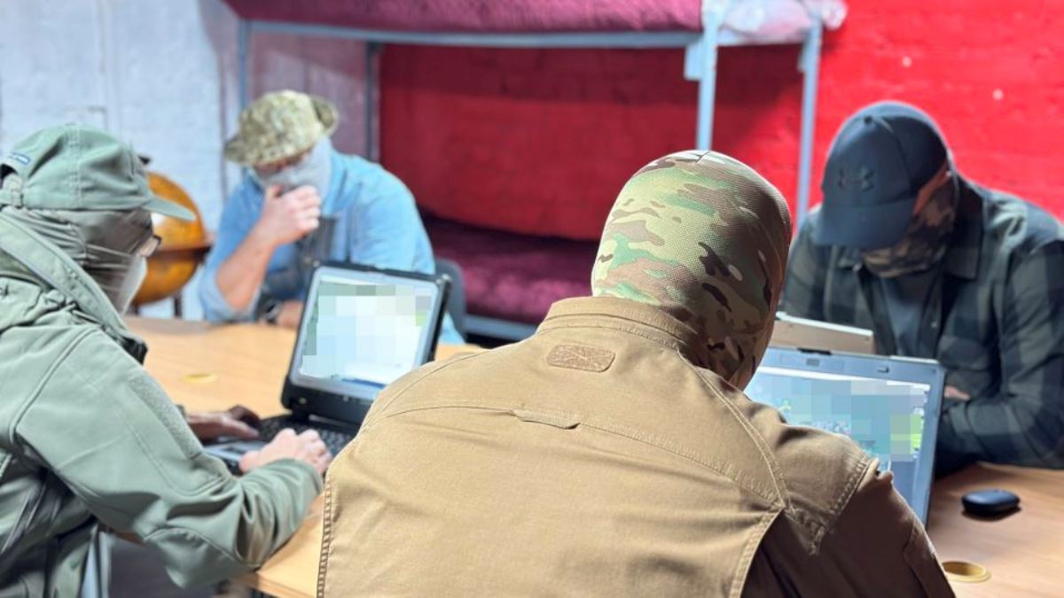 ルートプランニングを行う様子。安全上の理由からPC画面には加工を施してある/Markina/CNN