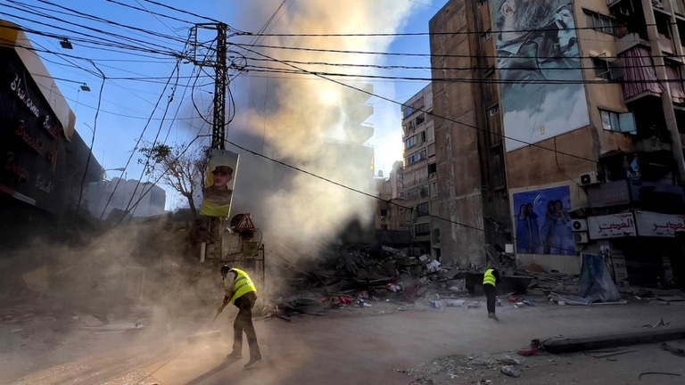 イスラエルの空爆で建物が破壊されたベイルート南郊のダヒエ地区/Hussein Malla/AP