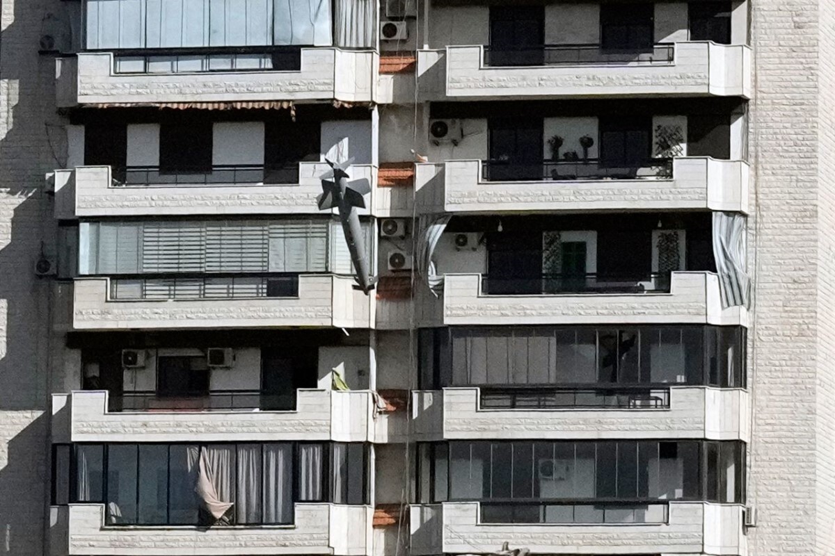 建物に接近するミサイル/Bilal Hussein/AP