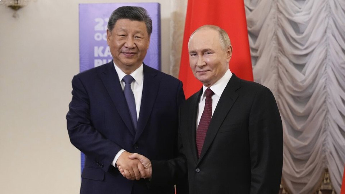 中国の習近平(シーチンピン)国家主席(左)と会談したロシアのプーチン大統領=22日/Alexander Zemlianichenko/AP