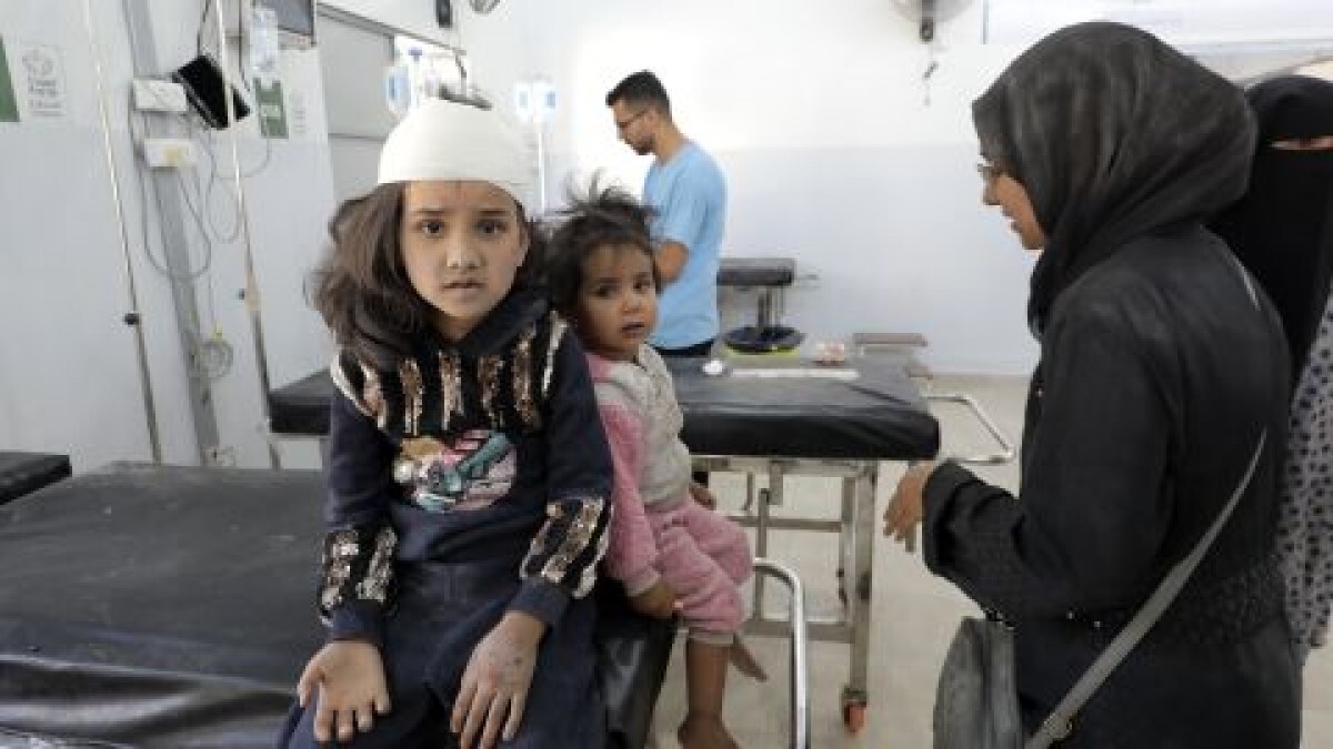 学校が攻撃され負傷して病院に搬送された子どもら=24日/Moiz Salhi/Anadolu/Getty Images