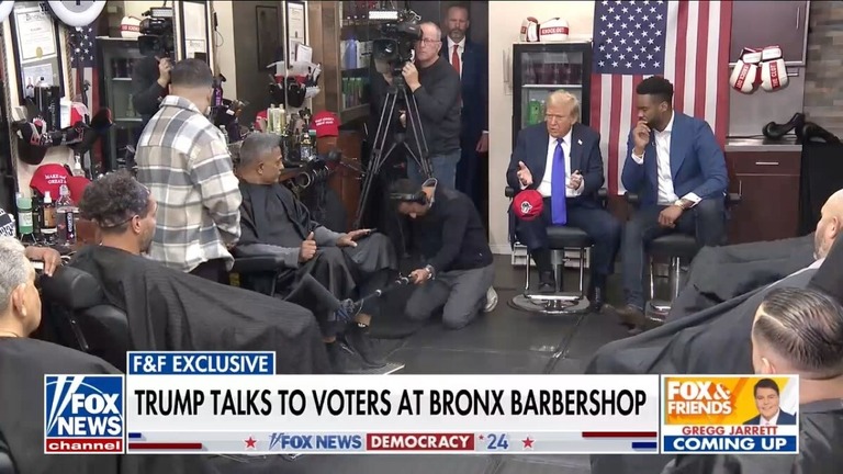 ＦＯＸニュースがトランプ氏が理髪店を「サプライズ」訪問した様子を多くの編集を交えて放映/Fox News