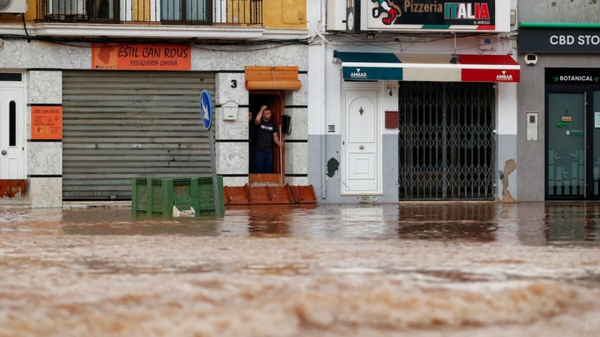 冠水した路上=29日、スペイン・バレンシア/Eva Manez/Reuters