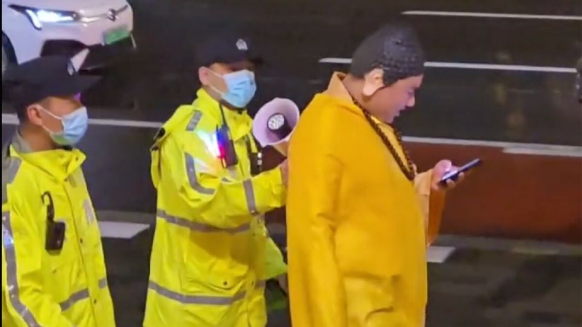 警察に連行される仏像に扮したハロウィーンのイベント参加者=26日、上海/1295459376/Douyin