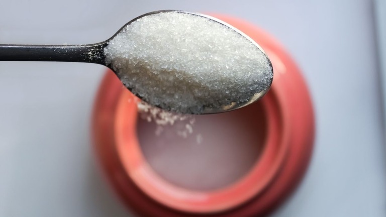 米国人向けの食事ガイドラインでは、２歳以上の人は、糖類の１日あたり摂取量を総カロリーの１０％未満にするよう求めている/Tamara Chuchkova/iStockphoto/Getty Images