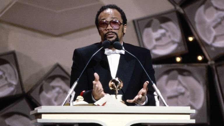 グラミー賞授賞式で登壇して話をするジョーンズさん＝１９８２年/CBS Photo Archive/Getty Images