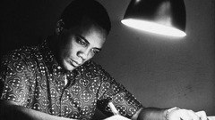 曲のアレンジに取り組むジョーンズさん＝１９５９年