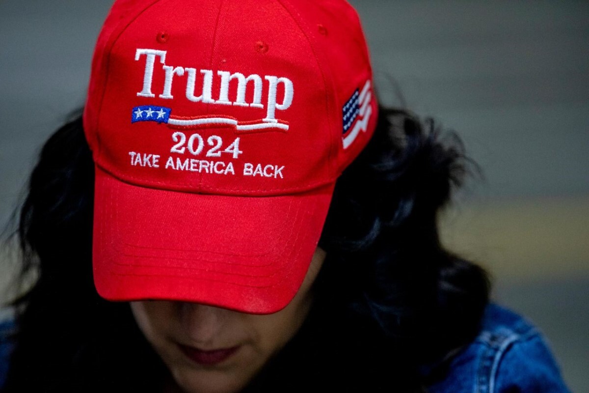 トランプ前大統領を支持する帽子をかぶった選挙イベントの参加者=1日、米オハイオ州ノースウッド
/Emily Elconin/Getty Images