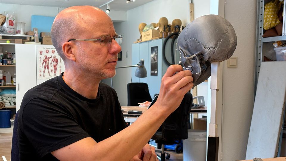 相貌の復元作業を行うスウェーデンの法医学アーティスト、オスカー・ニルソン氏/Caravan Media Ltd