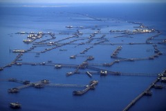 カスピ海に浮かぶ、ソ連時代の異様な石油掘削都市とは