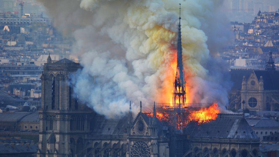 2019年の火災で立ち上る炎や煙/Hubert Hitier/AFP/Getty Images
