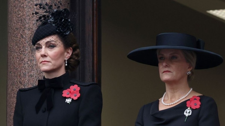 １０日、戦没者追悼の式典に参加する英国のキャサリン妃（左）とソフィー妃/Chris Jackson/Getty Images