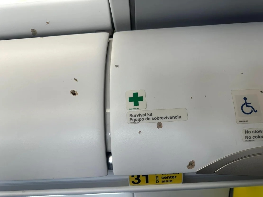 SNSに投稿された機内の損傷の痕跡/From Social Media