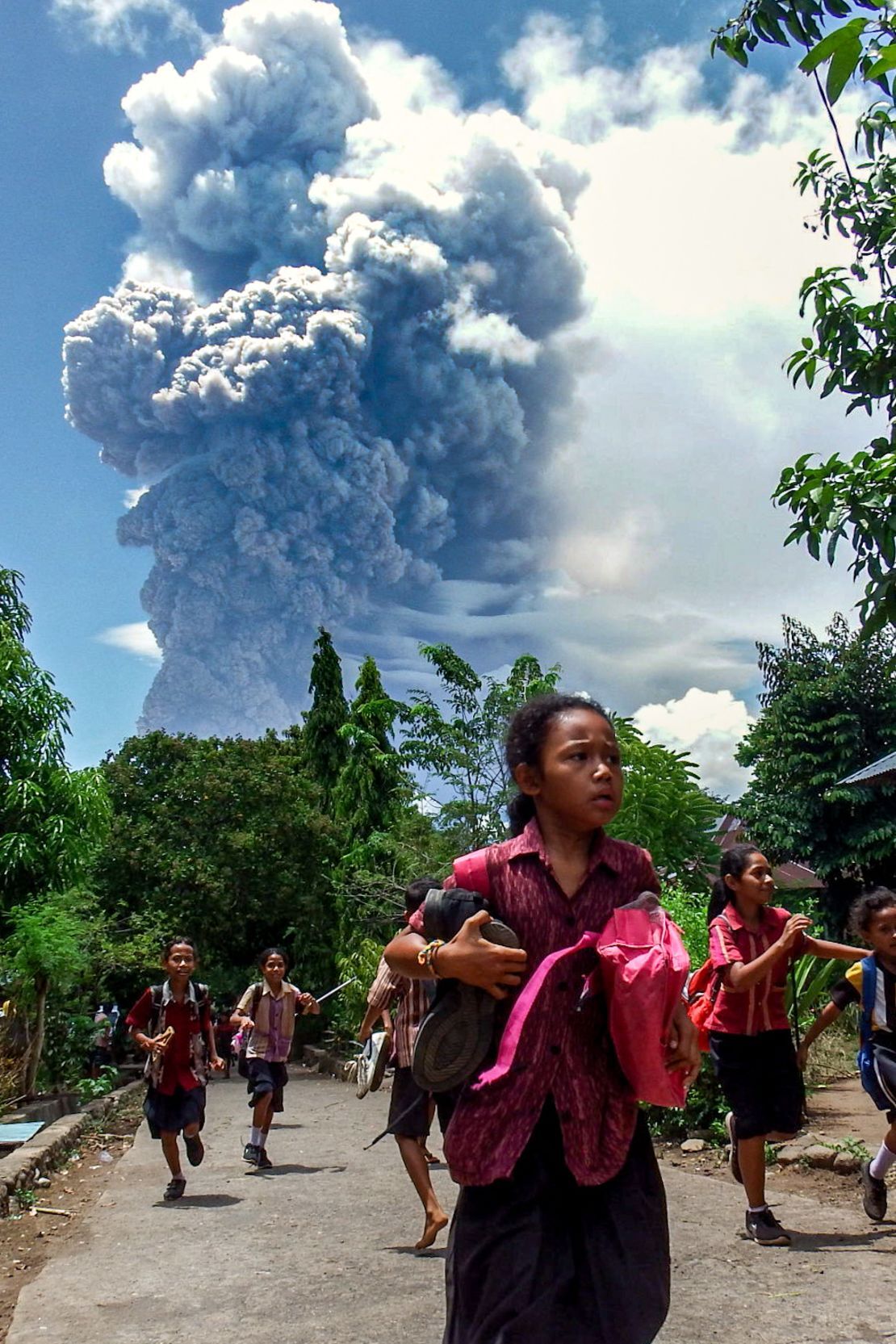 レウォトビ火山の噴火を受けて避難する学生=7日、/Arnold Welianto/AFP/Getty Images