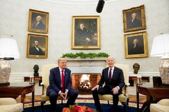 バイデン氏とトランプ氏、政権移行で会談　メラニア夫人は欠席