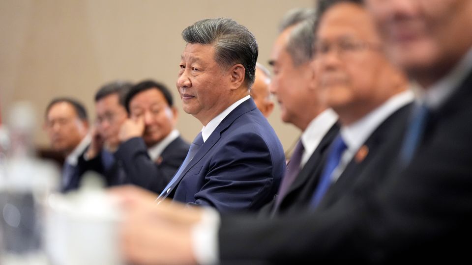 米国のバイデン大統領と会談する中国の習近平(シーチンピン)国家主席=16日、ペルー首都リマ/Manuel Balce Ceneta/AP