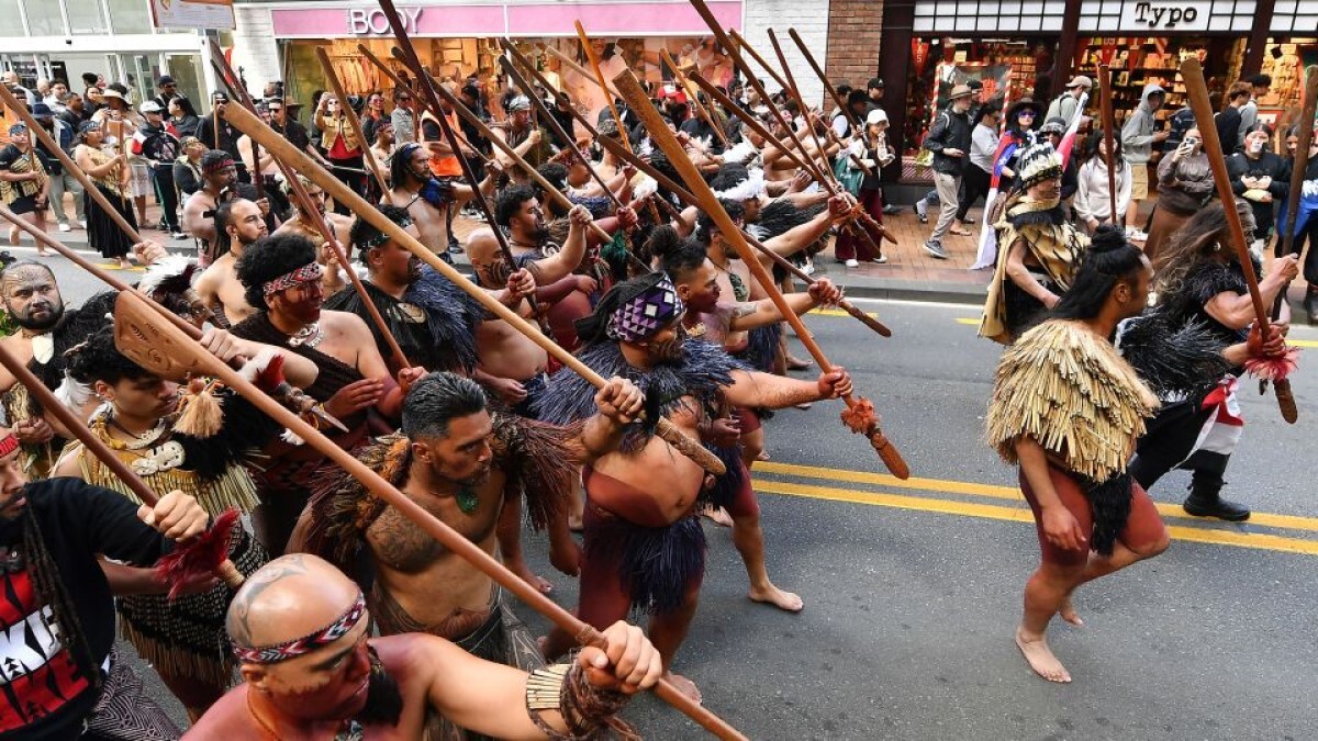 抗議集会に参加した人々=19日、ニュージーランド・ウェリントン/Sanka Vidanagama/AFP/Getty Images