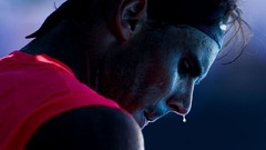 ２０２０年の全豪オープンで試合の合間に休息を取るナダル