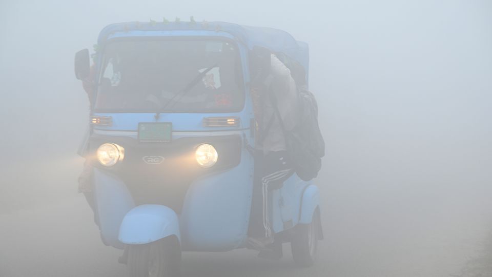 霧に包まれた冬の朝に通勤する人々=19日/Sunil Ghosh/Hindustan Times/Getty Images