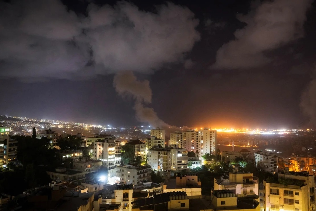 イスラエル軍の攻撃によって立ち上る煙=24日、ベイルート南郊/Adnan Abidi/Reuters